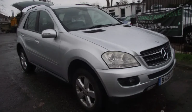 
								Mercedes-Benz 320 2008 full									