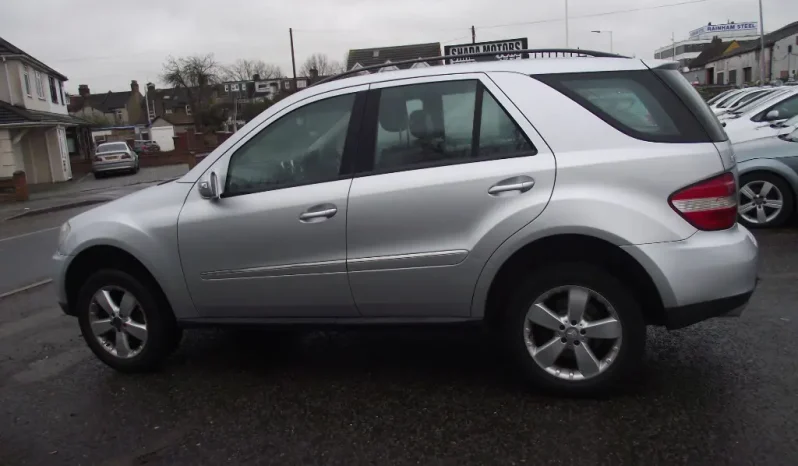 
								Mercedes-Benz 320 2008 full									