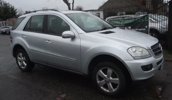 
									Mercedes-Benz 320 2008 full								