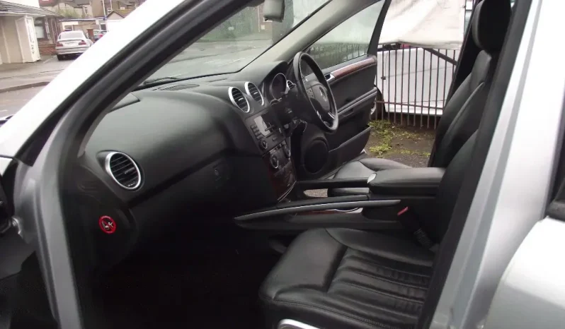 
								Mercedes-Benz 320 2008 full									