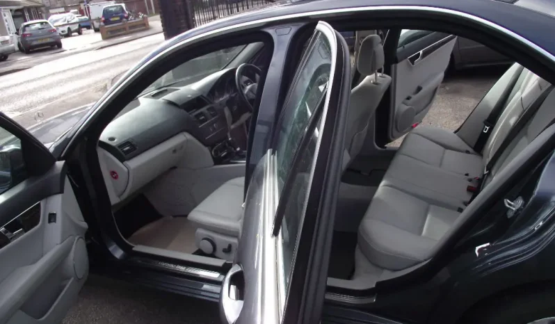 
								Mercedes Benz C Class 2010 full									