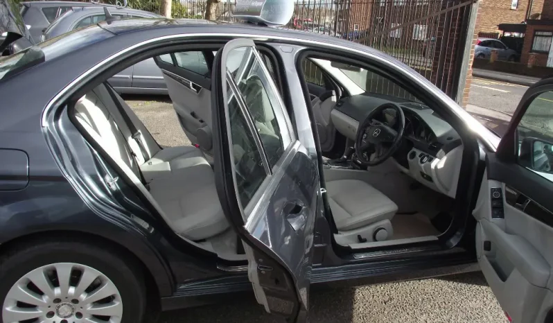 
								Mercedes Benz C Class 2010 full									